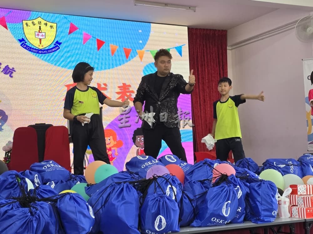 供星洲网/魔术点亮校园 绿峰岭华小儿童节洋溢欢乐笑声