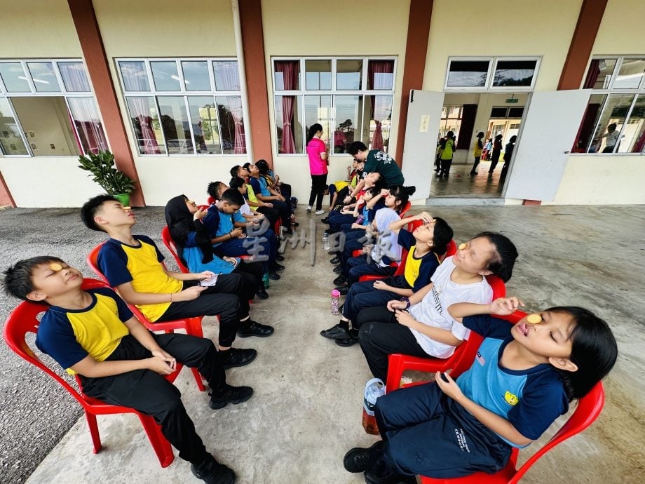 供星洲网/魔术点亮校园 绿峰岭华小儿童节洋溢欢乐笑声