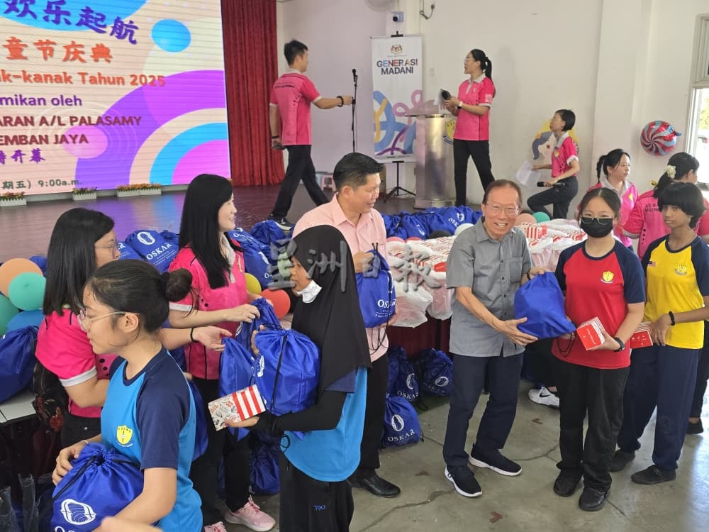 供星洲网/魔术点亮校园 绿峰岭华小儿童节洋溢欢乐笑声