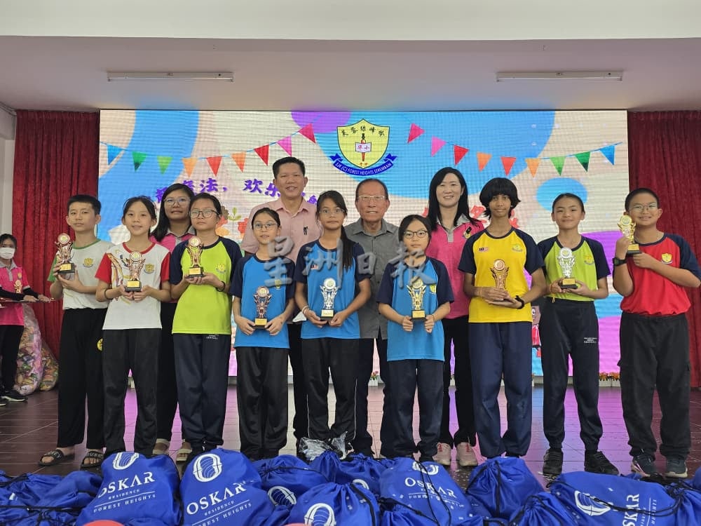 供星洲网/魔术点亮校园 绿峰岭华小儿童节洋溢欢乐笑声