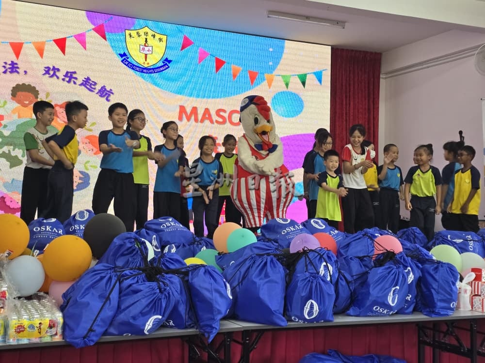 供星洲网/魔术点亮校园 绿峰岭华小儿童节洋溢欢乐笑声