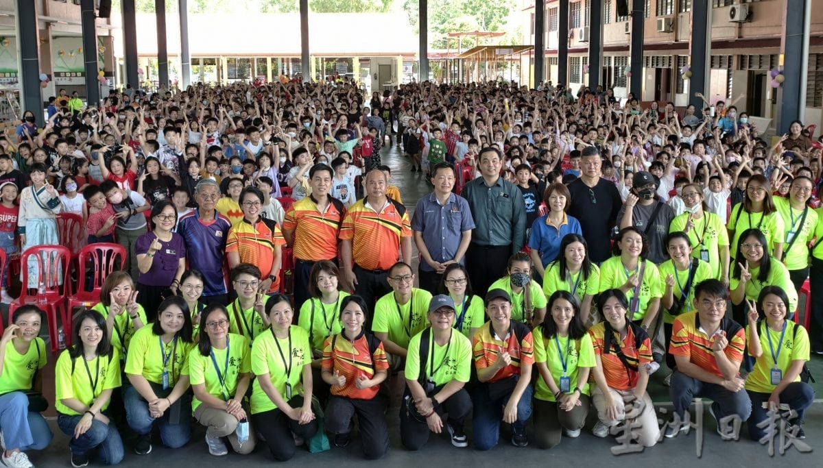 供星洲网:芙蓉新城高苑东华小学儿童节 谢琪清化身“拉布布”入场掀旋风