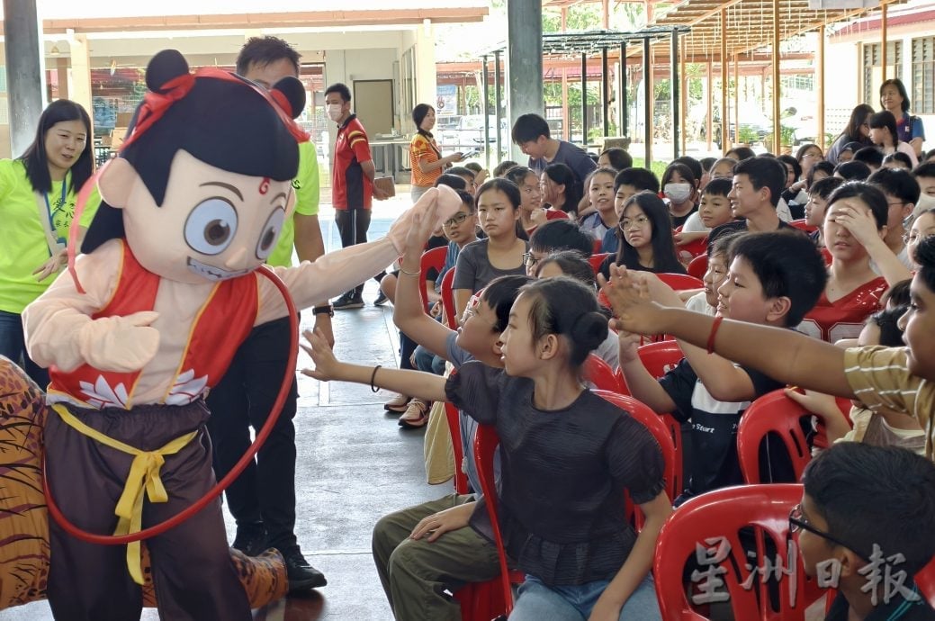 供星洲网:芙蓉新城高苑东华小学儿童节 谢琪清化身“拉布布”入场掀旋风