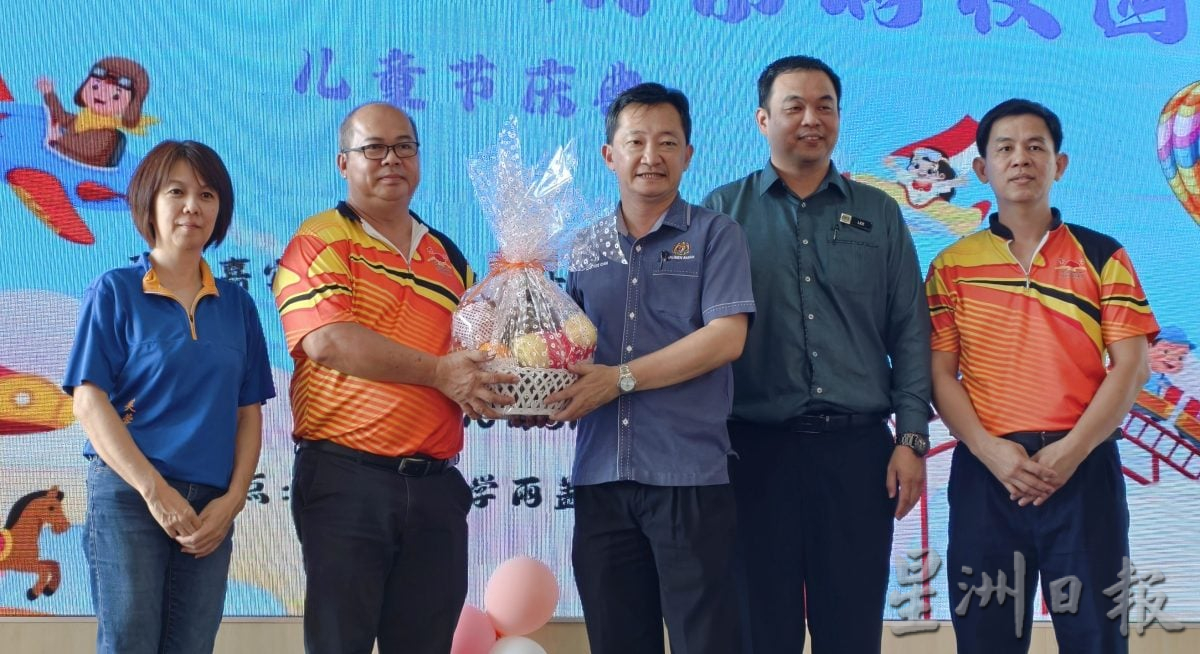 供星洲网:芙蓉新城高苑东华小学儿童节 谢琪清化身“拉布布”入场掀旋风