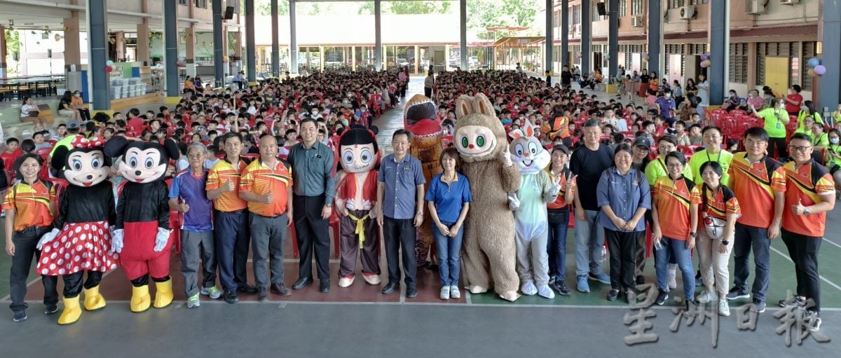 供星洲网:芙蓉新城高苑东华小学儿童节 谢琪清化身“拉布布”入场掀旋风