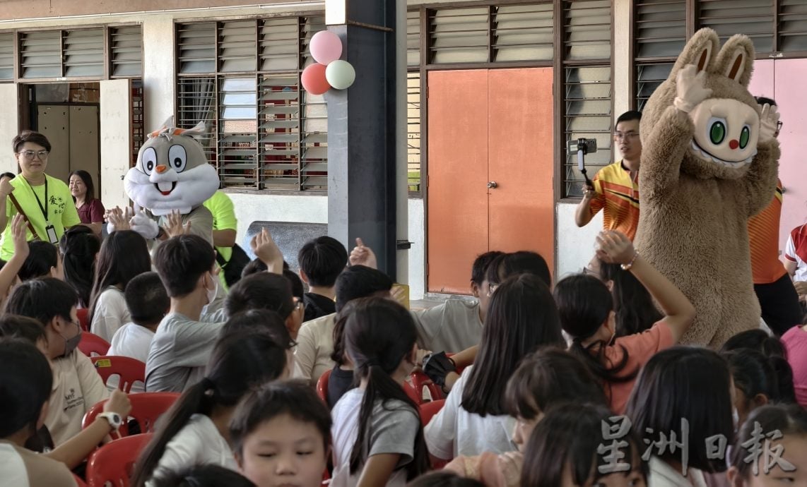 供星洲网:芙蓉新城高苑东华小学儿童节 谢琪清化身“拉布布”入场掀旋风