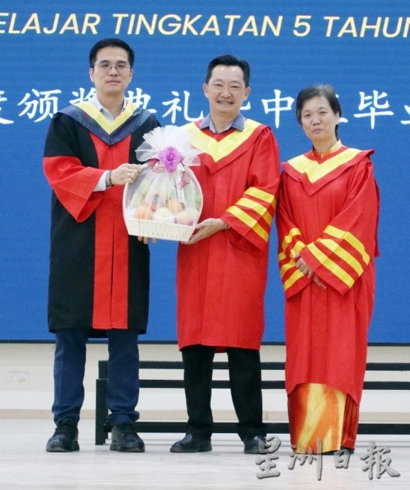 供星洲网/谢琪清:很多家长以为振华二校SPM成绩只是“差不多”,事实上是森4华中之冠