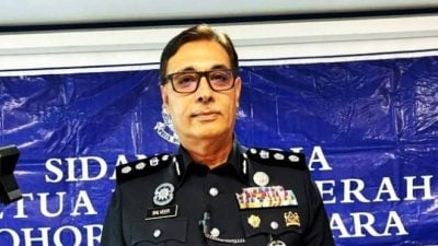 开车撞及停放路边车辆   50岁司机伤重身亡