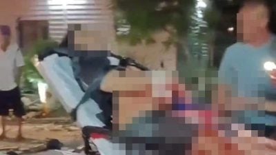 3友人遭人持刀袭击 男子被砍伤 血流满地