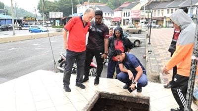 劳勿县议会大扫除     疏通市区沟渠防水灾