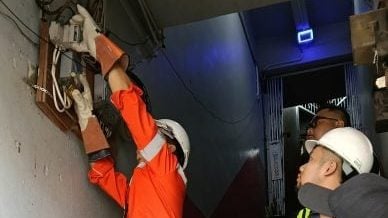 警方砂能源联手行动 诗巫8涉赌店被断电