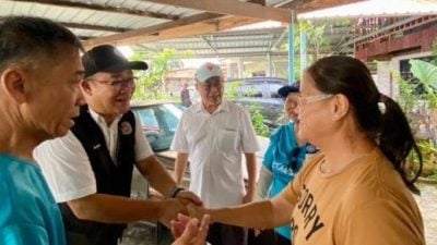 伯纳德提解决堵塞方案 甘拜园广场建停车楼