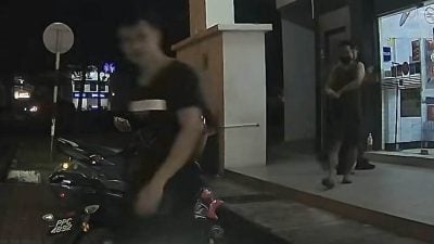 视频 | 2陌生男子强行打开车门 事主妻子机警 猛按车笛吓退