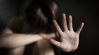 公园约会成噩梦 18岁女遭3男拖出车外性侵 男友目睹崩溃