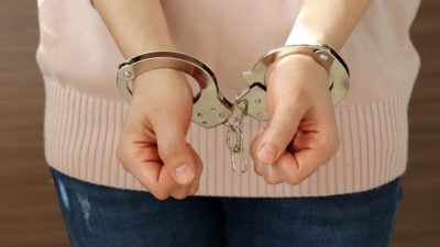 法国惊现腰斩命案　房东遗体烧伤 女住客被捕