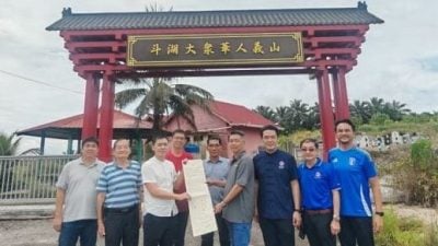 阿拔士路7哩半 丹绒巴都 斗湖2义山获颁地契