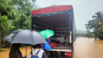 5 SPM考生受困　乘消防罗里赴学校考试