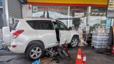 轿车加油站失控暴冲 . 女骑士被撞卷入车底