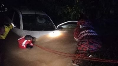 老妇遭洪水冲走身亡 “别丢下我”成遗言