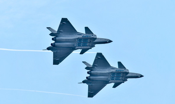 16枚炸弹直攻地下指挥所　歼-20首度证实携带空地武器