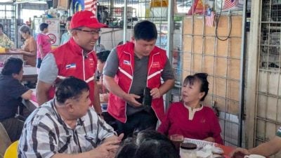 鲁基走访温泉巴刹　亲民交流聆听民意