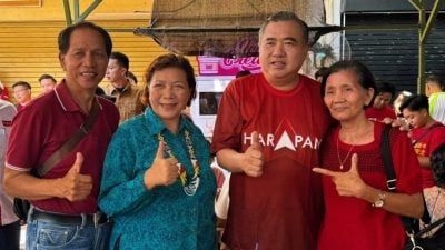 走访拜票　珍妮与民交流