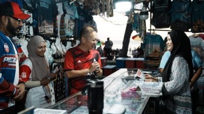 走访丹绒亚路海滩 陈泓缣重视小商贩发展