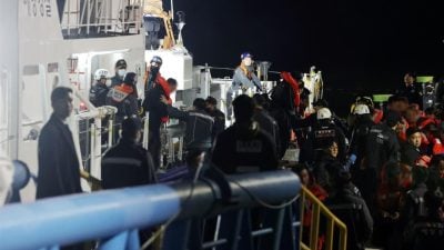 视频|韩国渡轮触礁搁浅　267人获救5人轻伤