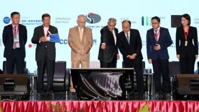 2025年全球华人经济和科技峰会｜守护3P对抗3C 杨元庆吁维护地球人民和平　