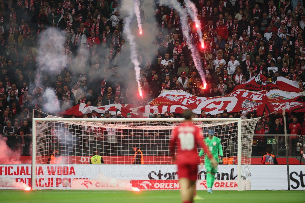 2026年世界杯入选赛| 球迷造乱掷烟火中断比赛  荷兰波澜不惊夺关键1分