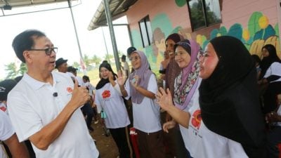 潘明丰深入巴哈拉岛 以百万政绩直批对手“选举才来”