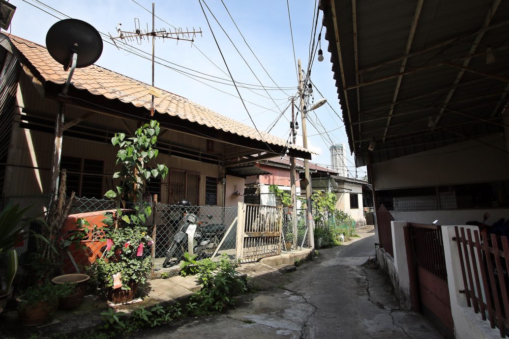 (22/11见报)星角摄/(PP)红灯角木屋