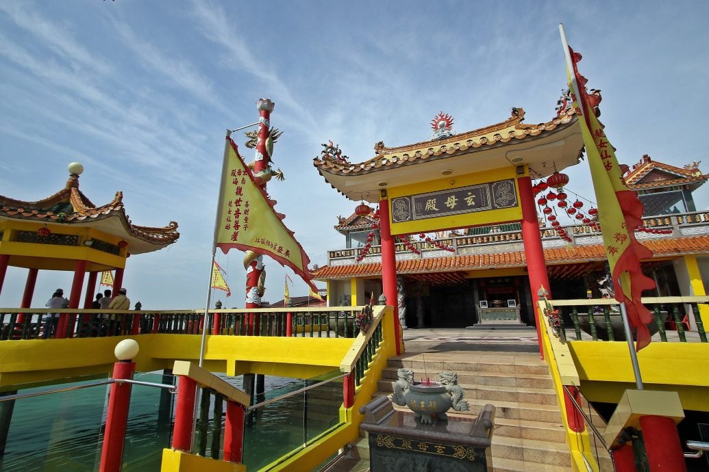 (22/11见报)星角摄/(PP)红灯角木屋