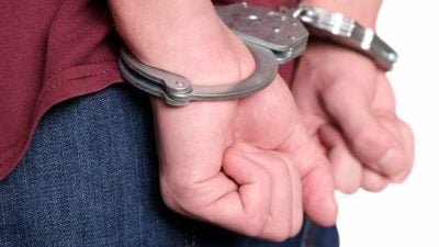 13岁少女遭性侵 警根据线索逮捕涉案人助查