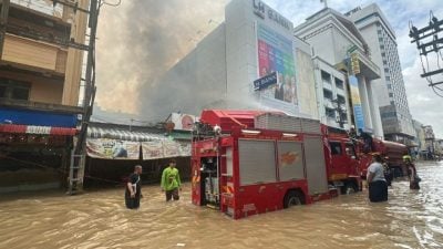 Malaysia relief team joins Thai counterpart to put out blaze while searching for stranded Malaysians in Hatyai floods