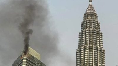 浓烟直冲天！  吉隆坡国油三号塔顶楼起火