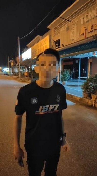 2华男冒充交警勒索少年 遭真警识破当场落网