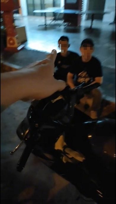 2华男冒充交警勒索少年 遭真警识破当场落网