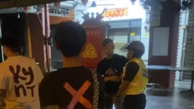 2华男冒充交警勒索少年　遭真警识破当场落网