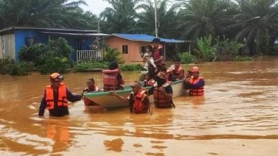 斗湖甘榜突发水灾 一家八口安全获救