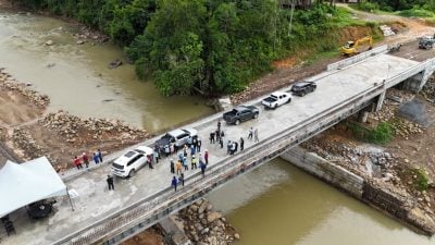兵区大桥提前7月完成 依温：成基设发展榜样