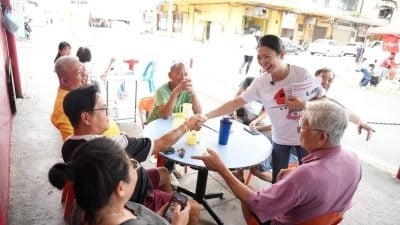 廖晖晖拜票接投诉 即时解决商店排污倒灌