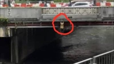 视频 | 男子独立广场旁跳河 后自行爬上岸逃离