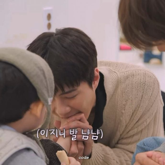 3岁童星被“吃脚”留阴影 EXO挨批侵犯孩子身体界线