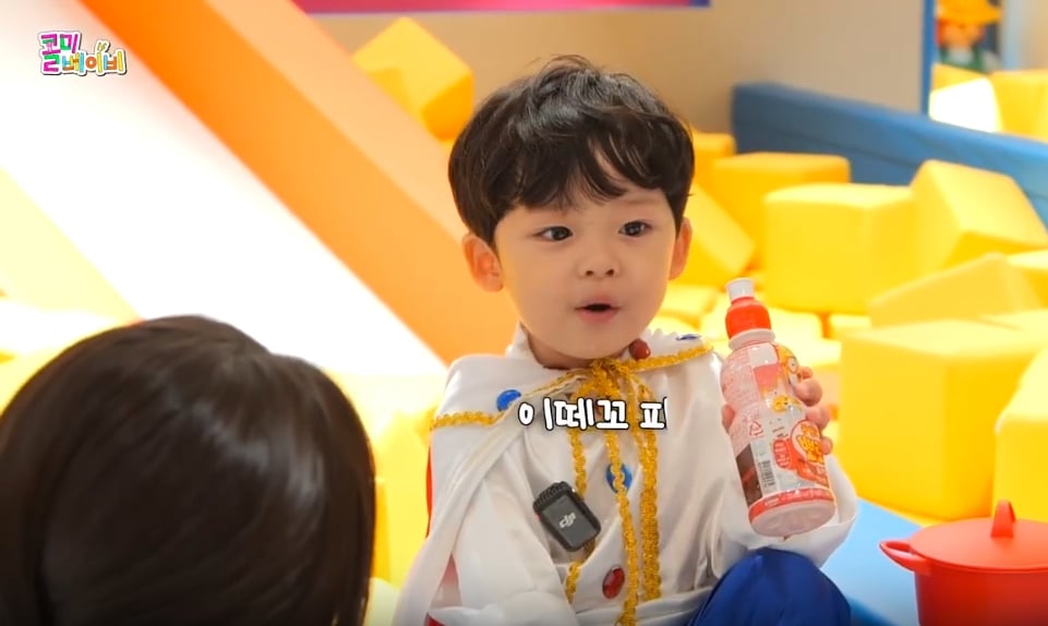 3岁童星被“吃脚”留阴影 EXO挨批侵犯孩子身体界线