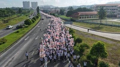 火箭两区聚集千人 和谐党支持者翻倍完胜