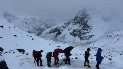 零下21度积雪深厚 神山搜救队登上珠峰营
