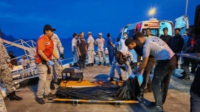 恶劣天气险沉船  18船员获救1人亡