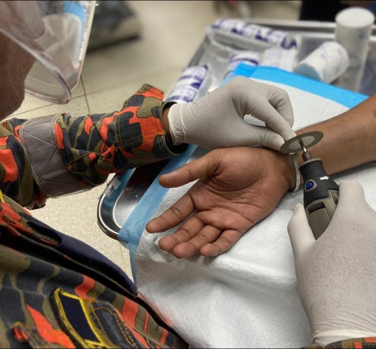 40岁男手骨折 消拯协助锯断手环