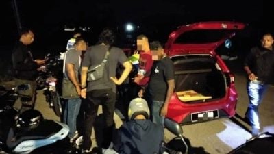 4男深夜偷地下电话缆 当场被警方逮捕